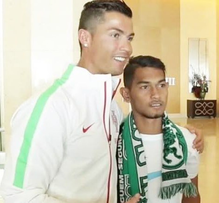 Intip Lagi Kebersamaan Martunis dan Cristiano Ronaldo Yuk! Martunis Sarbini, anak angkat Cristiano Ronaldo akan segera melangsungkan pernikahan. Intip lagi kebersamaan Martunis dan Cristiano Ronaldo yuk!.