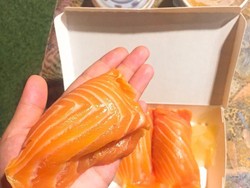 Wow! Sushi Salmon Jumbo Ini Seukuran Telapak Tangan