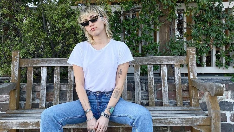 Miley Cyrus tampil dengan gaya rambut baru.