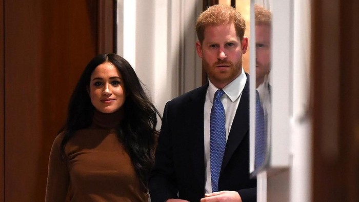 LONDON, UNITED KINGDOM - JANUARY 07: Prince Harry, Duke of Sussex and Meghan, Duchess of Sussex stand with the High Commissioner for Canada in the United Kingdom, Janice Charette (4thL) and the deputy High Commissioner, Sarah Fountain Smith (7thL), as they pose for a photograph with High Commission staff during their visit to Canada House in thanks for the warm Canadian hospitality and support they received during their recent stay in Canada, on January 7, 2020 in London, England. (Photo by DANIEL LEAL-OLIVAS  - WPA Pool/Getty Images)