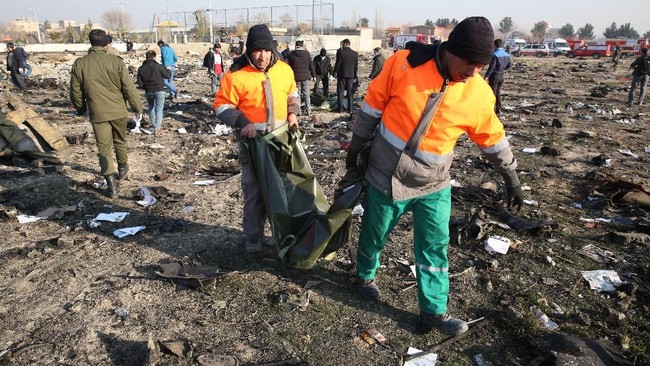 Otoritas penerbangan Iran telah menemukan dua kotak hitam pesawat Boeing 737 PS-752 milik maskapai Ukraina yang jatuh di dekat Teheran pada Rabu (8/1).