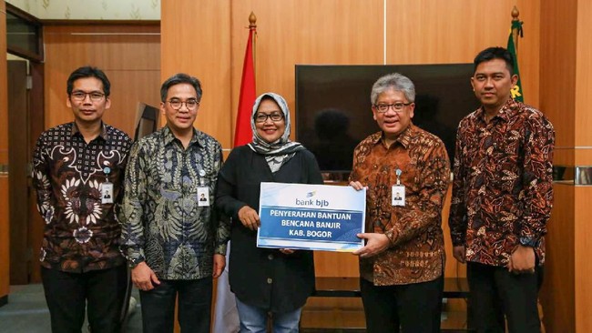 PT Bank BJB mendirikan dua posko bantuan bagi korban banjir dan longsor di sejumlah wilayah akibat curah hujan yang tinggi pada 1 Januari lalu.