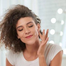 7 Rekomendasi Serum yang Ampuh Rawat Kulit Berminyak dan Berjerawat