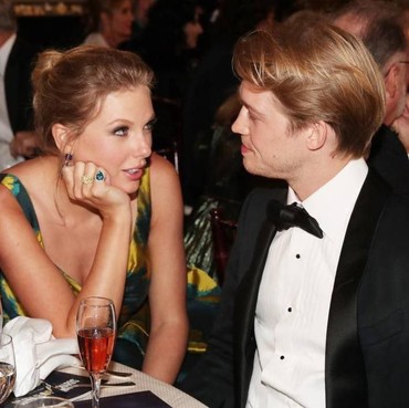 Taylor Swift dan Joe Alwyn Asyik Bermesraan selama Pesta Golden Globe