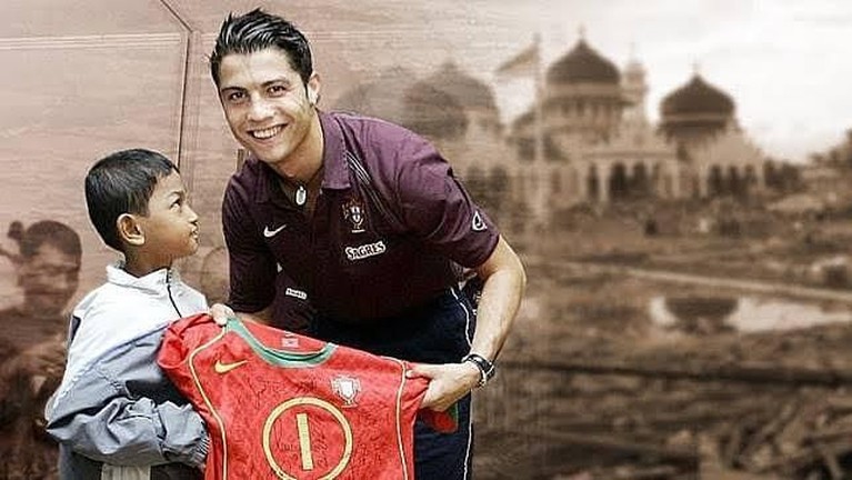 Intip Lagi Kebersamaan Martunis dan Cristiano Ronaldo Yuk! Martunis Sarbini, anak angkat Cristiano Ronaldo akan segera melangsungkan pernikahan. Intip lagi kebersamaan Martunis dan Cristiano Ronaldo yuk!.
