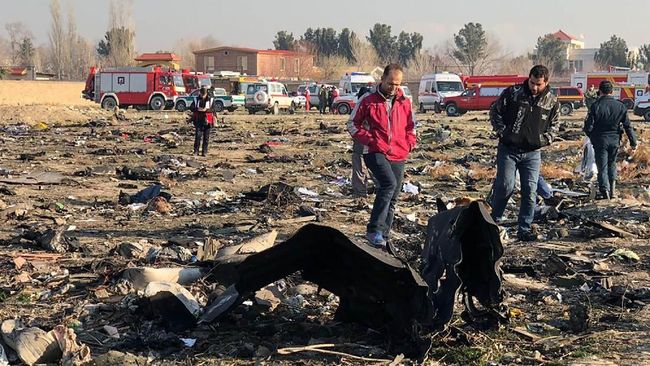 Ukraina Minta Iran Serahkan Kotak Hitam Pesawat yang Jatuh Ukraina berkeras meminta Iran menyerahkan kotak hitam pesawat Boeing 737 yang jatuh ditembak dua rudal pada Rabu (8/1) lalu.