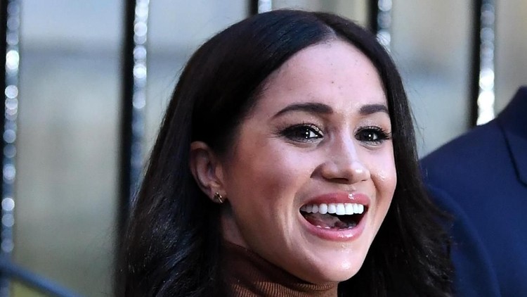 Pangeran Harry dan Meghan Markle umumkan mundur dari anggota senior keluarga Kerajaan Inggris. Sebelum berita ini, Meghan kerap dikaitkan dengan kontroversi.