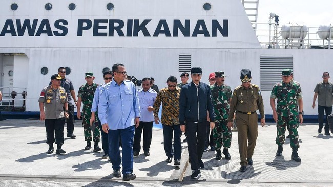 Menteri Kelautan dan Perikanan Edhy Prabowo meninjau Natuna bersama Presiden Jokowi. Sejumlah nelayan mengeluhkan kondisi di sana.