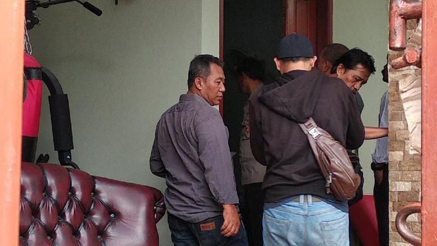 Terkait Laporan Rizky Febian, Polisi Sambangi Rumah Teddy Pihak Polrestabes Bandung menyambangi rumah Teddy, suami Lina terkait laporan Rizky Febian.
