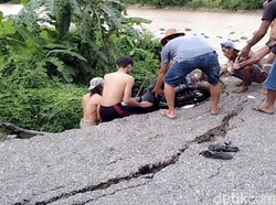 Video Tebing Jalan Proyek Wisata Air Panas Sukabumi Ambrol, 2 Motor Terseret