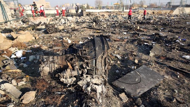 Rescue teams work at the scene after a Ukrainian plane carrying 176 passengers crashed near Imam Khomeini airport in the Iranian capital Tehran early in the morning on January 8, 2020, killing everyone on board. - All 176 people on board a Ukrainian passenger plane were killed when it crashed shortly after taking off from Tehran on January 8, Iranian state media reported. State news agency IRNA said 167 passengers and nine crew members were on board the aircraft operated by Ukraine International Airlines. (Photo by - / AFP)