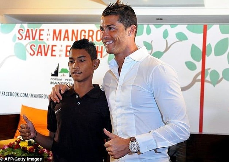 Intip Lagi Kebersamaan Martunis dan Cristiano Ronaldo Yuk! Martunis Sarbini, anak angkat Cristiano Ronaldo akan segera melangsungkan pernikahan. Intip lagi kebersamaan Martunis dan Cristiano Ronaldo yuk!.