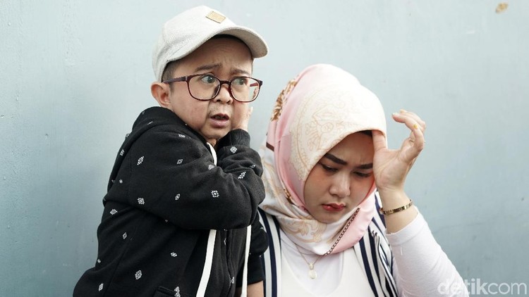 Daus Mini Daus Mini dan istrinya, Shelvie saat ditemui di studio Trans TV.