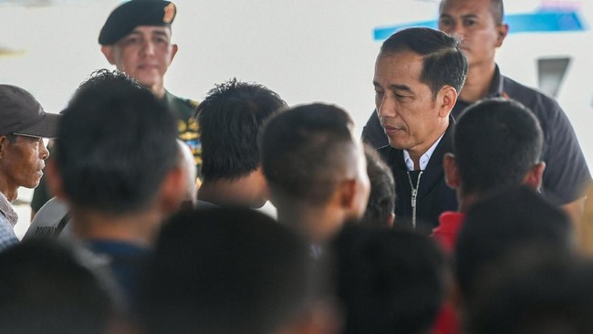 Presiden Jokowi dalam rapat terbatas di Istana meminta seluruh jajaran kementerian bisa memberi pengertian pada masyarakat agar tak panik menghadapi isu corona.