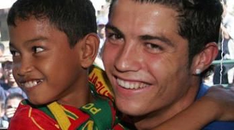 Intip Lagi Kebersamaan Martunis dan Cristiano Ronaldo Yuk! Martunis Sarbini, anak angkat Cristiano Ronaldo akan segera melangsungkan pernikahan. Intip lagi kebersamaan Martunis dan Cristiano Ronaldo yuk!.