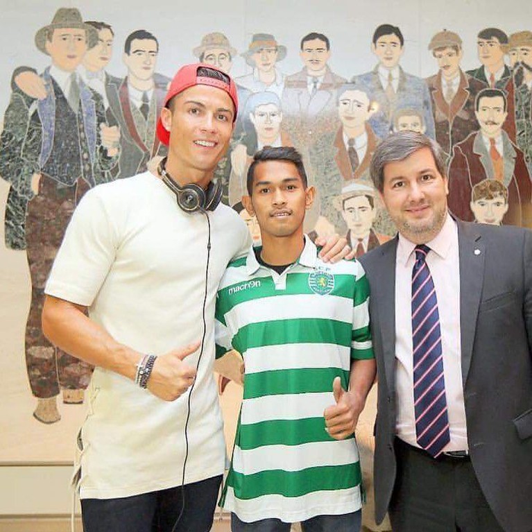 Intip Lagi Kebersamaan Martunis dan Cristiano Ronaldo Yuk! Martunis Sarbini, anak angkat Cristiano Ronaldo akan segera melangsungkan pernikahan. Intip lagi kebersamaan Martunis dan Cristiano Ronaldo yuk!.