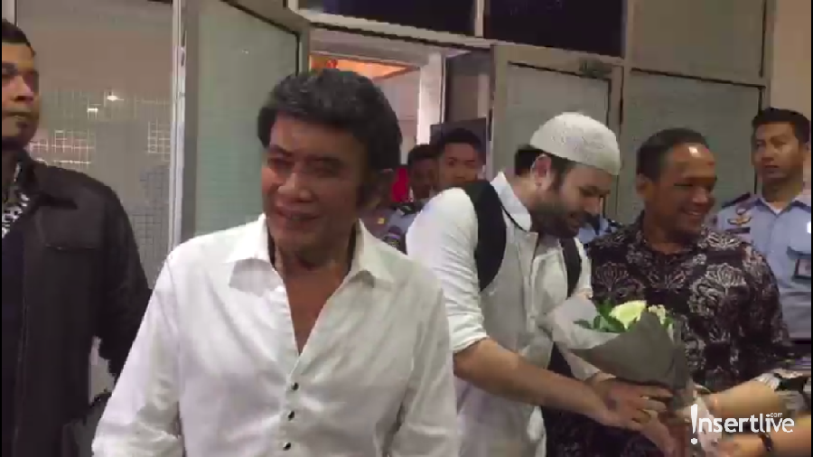 Kebebasan Ridho Rhoma disambut oleh penggemar yang memberikan bunga sebagai ucapan selamat.