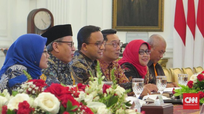 Presiden Joko Widodo meminta para kepala daerah mengevaluasi total pengendalian banjir, dari hulu hingga ke hilir.