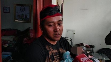 img-title Jelang Hasil Autopsi Lina Diumumkan, Teddy Bawa Anak ke Kantor Polisi