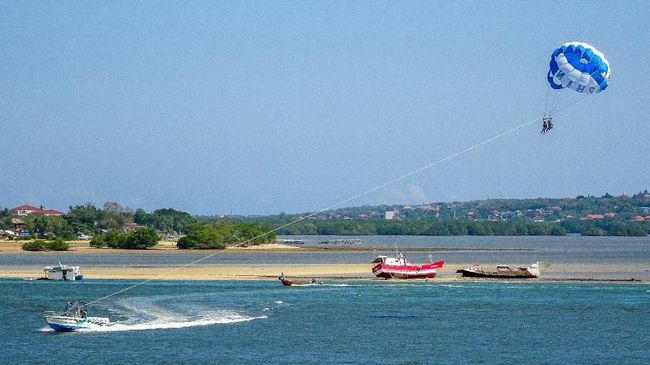 Turis yang berencana menikmati watersport di Tanjung Benoa wajib waspada dengan angin kencang yang sedang melanda.