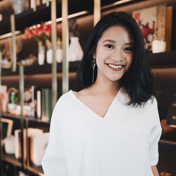 <p>Siti Adira Kania adalah putri pertama Aldi Bragi dari pernikahannya terdahulu dengan Ikke Nurjanah. Adira lahir pada tahun 1999. Dengan rambut sebahu dan senyum yang manis, Adira terlihat cantik. (Foto: Instagram @adirakirana)</p>