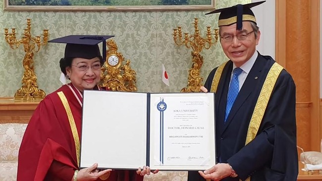 Presiden kelima RI Megawati Soekarnoputri mengaku tak tahu sebab dirinya mendapat sembilan gelar doktor honoris causa dari berbagai universitas.
