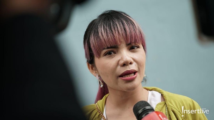 Dilecehkan Lewat Pesan IG, Dinar Candy: Belum Sunat Banyak Gaya! Dinar Candy tengah geram setelah salah seorang pengikutnya memberi pesan tak senonoh lewat pesan Instagram.