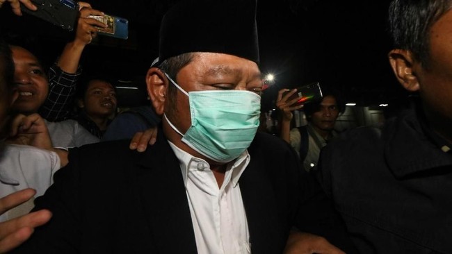 Selain Bupati Sidoarjo Saiful Ilah, KPK juga menetapkan lima orang lainnya sebagai tersangka dalam kasus suap proyek infrastruktur.