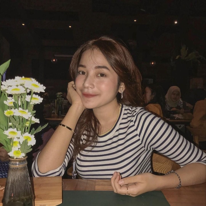 <p>Putri Anjani adalah anak dari aktor sekaligus komedian Jarwo Kwat. Putri adalah anak kedua Jarwo Kwat. Ia saat ini baru berusia 18 tahun, Bun. (Foto: Instagram @anjanyjrw)</p>