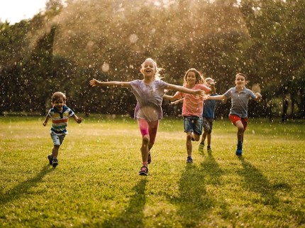 Mandi Hujan Tak Cuma Menyenangkan buat Anak-anak, Ini 5 Manfaatnya