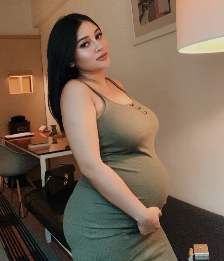 Mutia Ayu baru saja menunjukkan kehamilan besar di akun Instagram. Oleh karena itu, intip transformasi istri Glenn Fredly sebelum dan sesudah hamil yuk!