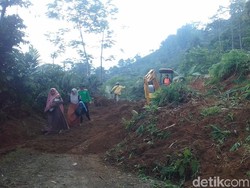 Evakuasi Material Longsor di Jalur Dieng, 3 Alat Berat Dikerahkan
