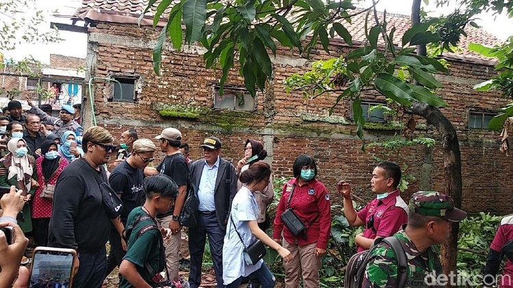 Setelah ada laporan dari Rizky Febian soal kecurigaan atas kematian sang ibu, pagi ini makam Lina eks Sule dibongkar.