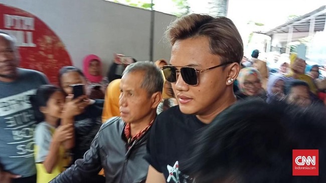 Kuasa hukum Rizky Febian menyebut kliennya membuat laporan polisi karena menduga ada kejanggalan kematian pada Lina, eks istri Sule.