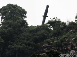 Aneh tapi Nyata: Belati Raksasa Menancap di Puncak Gunung Manik KBB