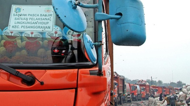 Truk pengangkut sampah antre untuk menurunkan muatan sampah pasca banjir di lahan tambahan Zona III Tempat Pengolahan Sampah Terpadu (TPST) Bantar Gebang, di Bekasi, Jawa Barat, Rabu (8/1/2020). Pemerintah Kota Bekasi berencana akan bekerja sama dengan Pemerintah Provinsi DKI Jakarta dalam perizinan pembuangan sampah di lahan TPST tersebut akibat tingginya volume sampah pasca banjir yang melebihi kapasitas di TPA Sumur Batu. ANTARA FOTO/Risky Andrianto/foc.