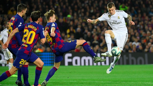 La Liga memastikan duel Real Madrid vs Barcelona tidak akan terganggu oleh wabah virus corona.