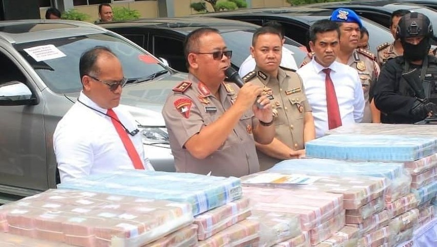 Judika hingga Siti Badriah akan Diperiksa Terkait Investasi Bodong Kasus investasi bodong yang dilakukan MeMiles menyeret sejumlah nama artis ternama di Indonesia.