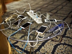 Jangan Pinjam Kabel Charger Sembarangan, Ada Bahaya Mengintai