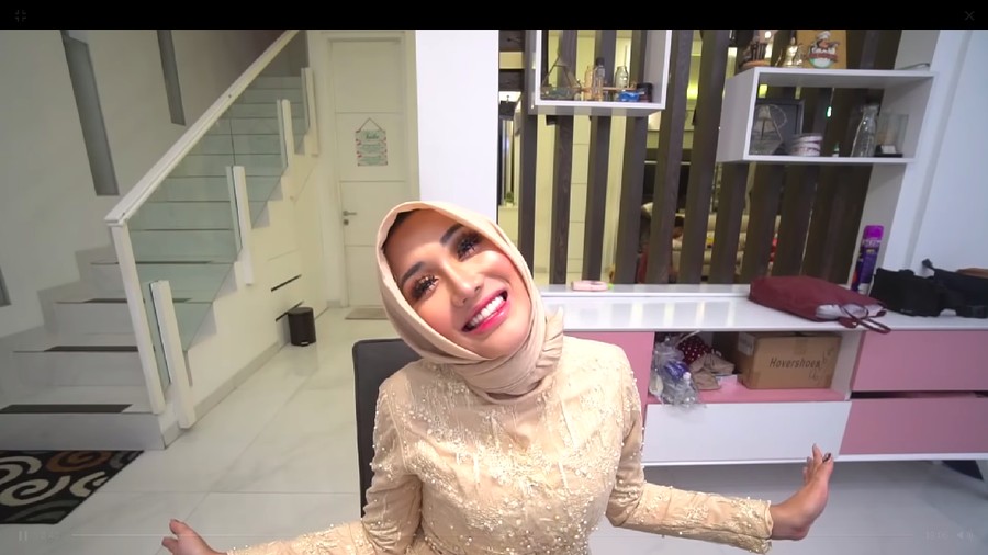 Lucinta Luna memperlihatkan penampilan barunya yang mengenakan hijab.