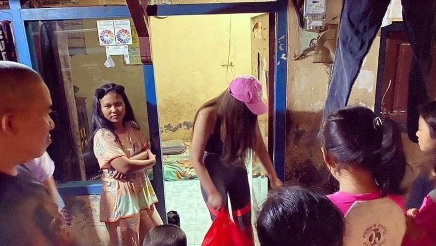 Dita Soedarjo dibully netizen karena pake baju seksi saat ke lokasi banjir. 