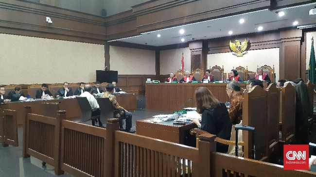 Dalam sidang di Pengadilan Tipikor, eks Dirut Garuda Indonesia Emirsyah Satar beradu argumen dengan saksi soal keterangan mengenai selisih harga.