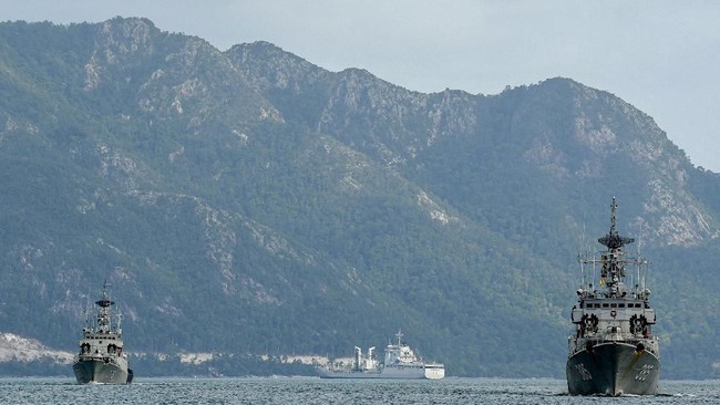 Tiga kapal perang Indonesia mengusir 30 kapal asing yang terdeteksi masuk ZEE Indonesia di Lauta Natuna Utara.