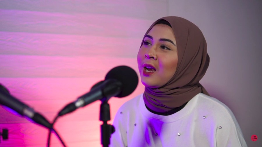 Netizen berspekulasi jika W adalah pria yang melakukan kekerasan pada Kesha Ratuliu selama pacaran.