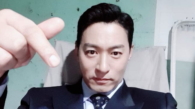 Bersama dengan 9 selebriti Korea lain, Joo Jin-mo mengalami peretasan dan pemerasan dari hacker yang membobol data pribadi para korban dari ponsel.