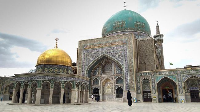 Jika sempat pelesir ke Iran, jangan sampai melewatkan kunjungan ke kompleks Makam Imam Reza yang megah dan indah.