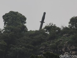 Belati Raksasa Tertancap di Bukit Manik Bandung Barat, Jatuh dari Langit?