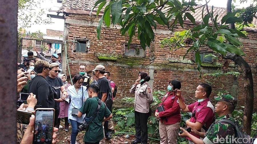 Rizky Febian datang menyaksikan pembongkaran makam Lina ditemani kekasihnya.