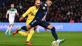 Mbappe Nyaris Cetak Gol Rabona di PSG vs Saint-Etienne