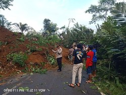 Jalur Utama Menuju Wisata Dieng Putus Total Tertutup Tanah Longsor